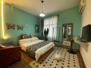 a bedroom with a bed and a green wall at Changsha Fuxiangyuan International Hostel in Changsha