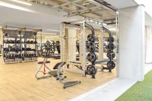 - une salle de sport avec de nombreux équipements dans l'établissement Modern Hollywood Walk of Fame Apts- Free Parking, 360 Rooftop, Pool, Gym- Centrally located, à Los Angeles