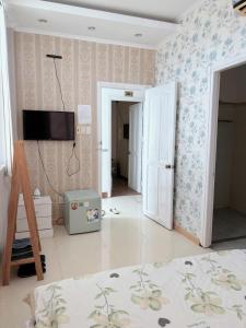 a room with a bed and a tv in it at MILAND HOTEL in Can Tho