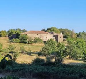 an old house in the middle of a field at la ferme de la chanvriole in Mercuer