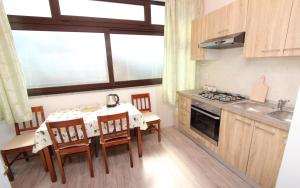 Kuchyň nebo kuchyňský kout v ubytování Apartments Maruchita + 31 fotografií