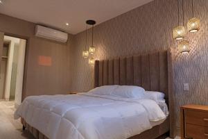 Una cama o camas en una habitación de Beachfront apartment