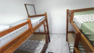 a room with two bunk beds in a room at Casa de Maria Praia Suape in Cabo de Santo Agostinho