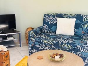 TV a/nebo společenská místnost v ubytování Epea Ocean View Top