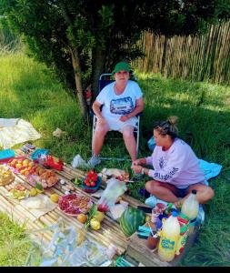 マル・デル・プラタにあるCamping Sadhu Argentinaの二人