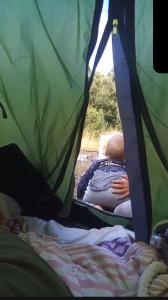 マル・デル・プラタにあるCamping Sadhu Argentinaのテントの中でマットレスに横たわる男性