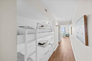 Habitación blanca con 2 literas. en Pelican Beach Resort 809, en Destin 62 fotos más