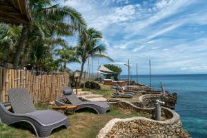 シキホールにあるU Story Resortのビーチに置かれた長椅子のグループ