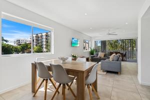 ムールーラバにあるPrivate 3 Bedroom - 200m to the Beachのテーブルと椅子のあるダイニングルームとリビングルーム