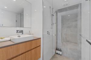 ムールーラバにあるPrivate 3 Bedroom - 200m to the Beachのシャワーと洗面台を備えた白いバスルーム