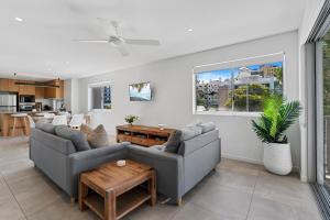 ムールーラバにあるPrivate 3 Bedroom - 200m to the Beachのソファ2つとテーブルのあるリビングルーム +5枚の写真