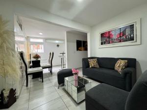 a living room with a couch and a table at Hermoso apartamento completamente dotado in Floridablanca +5 photos