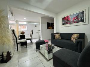 a living room with a couch and a table at Hermoso apartamento completamente dotado in Floridablanca