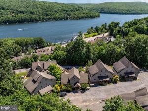 Luftaufnahme eines Hauses mit See in der Unterkunft Lake Views! Hot Tub! Walk to Coffee & Lake Rentals in Thayerville