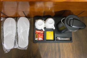 un contenitore di plastica con cibo e utensili su un tavolo di Hotel Suva a Kathmandu