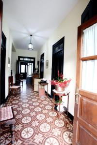 a hallway with a door and a floor at Hotel Casa de Indianos Don Tomás in Nueva de Llanes