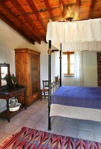 1 dormitorio con cama y techo de madera en Narkissos Villa, en Kallepia