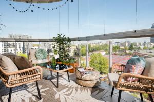 Balkón alebo terasa v ubytovaní Luxury 2-bedroom Penthouse Warsaw Skyline 15m terrace, garage, gym, rooftop & only 500 m to METRO
