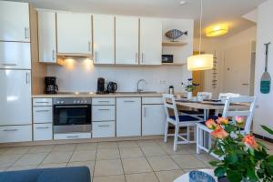 Η κουζίνα ή μικρή κουζίνα στο Haus Möwe in Sellin - Wohnung 9 +18 φωτογραφίες