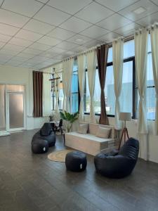 Ruang duduk di Panorama- A peaceful Getaway!
