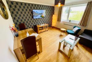 a living room with a couch and a table at Brookview 2BR Flat Oxford City Centre Free Parking in Oxford