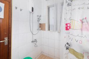 库马西PRESTIGE Guesthouse ,Ksi的带淋浴和浴帘的浴室