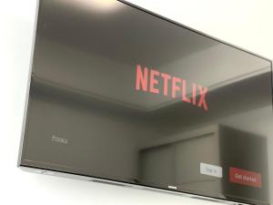 西哈努克STAR BAY Residence - FREE Laundry - 400m to Sokha Beach的带有 Netflix 标志的窗户