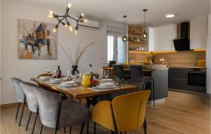 Un comedor y una cocina con mesa y sillas. en Villa Deep Green, en Maslenica