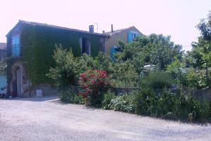 une maison avec des fleurs et des plantes devant elle dans l'établissement Holiday house in Valros, à Valros