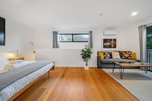 un dormitorio con una cama y un sofá en Gorgeous Self Contained Home, en Sídney