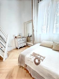 En eller flere senge i et værelse på Mini Duplex 50m du Vieux Port