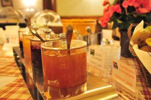 a table topped with a jar of tea on a table at Akzent Hotel Schranne in Rothenburg ob der Tauber