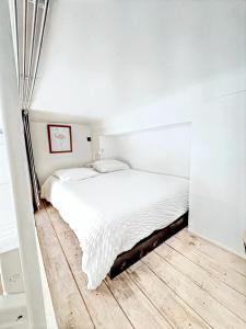 En eller flere senge i et værelse på Mini Duplex 50m du Vieux Port