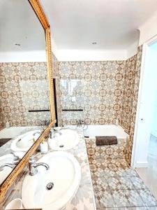 Et badeværelse på Mini Duplex 50m du Vieux Port + 7 billeder