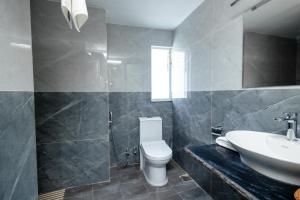 Uma casa de banho em SRK Service Apartment And Hotel