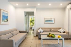 A seating area at Forum City Apartments