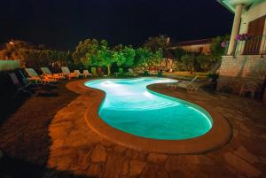 una piscina en un patio por la noche en Guesthouse Villa Lena en Premantura
