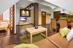 Televízia a/alebo spoločenská miestnosť v ubytovaní Dolina Resort Zakopane