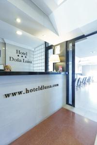 eine Lobby eines hoteloda lusita mit einem Wartezimmer in der Unterkunft Hotel Doña Luisa in San Luis de Sabinillas