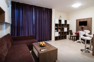 ブルガスにあるSuper Central Luxury Apartmentsのリビングルーム(ソファ、テーブル付)