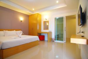 Habitación de hotel con cama y ventana en Leelawadee Naka en Phuket