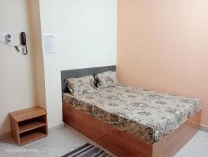 a small bed in a corner of a room at Hotel Vishwa Residency in Patna