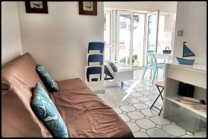 una sala de estar con un sofá y una mesa en Le plongeoir, en Saint-Trojan-les-Bains