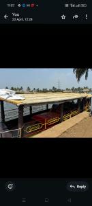 une photo d'une gare avec une table dans l'établissement PM shikkara boat, à Alappuzha