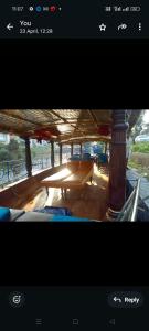 une photo d'un bateau avec un pont dans l'établissement PM shikkara boat, à Alappuzha