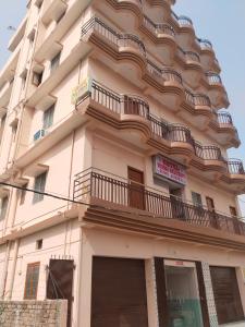 巴特那Hotel Vishwa Residency的侧面有阳台的建筑