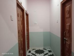 巴特那Hotel Vishwa Residency的走廊设有两扇门,铺有瓷砖地板 更多7张照片