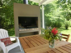 a patio with a table and a fireplace at Complejo Aires del Bosque in Chascomús