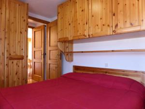 ein Schlafzimmer mit einem Bett und Holzschränken in der Unterkunft Résidence Beauregard - Beauregard 6 MAE-6421 in Les Houches