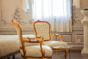 A seating area at Hotel Pepo